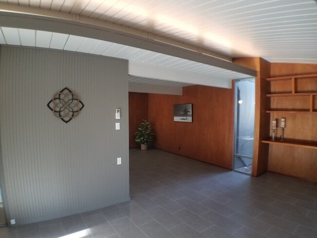 Building Photo - Eichler home near downtown Walnut Creek