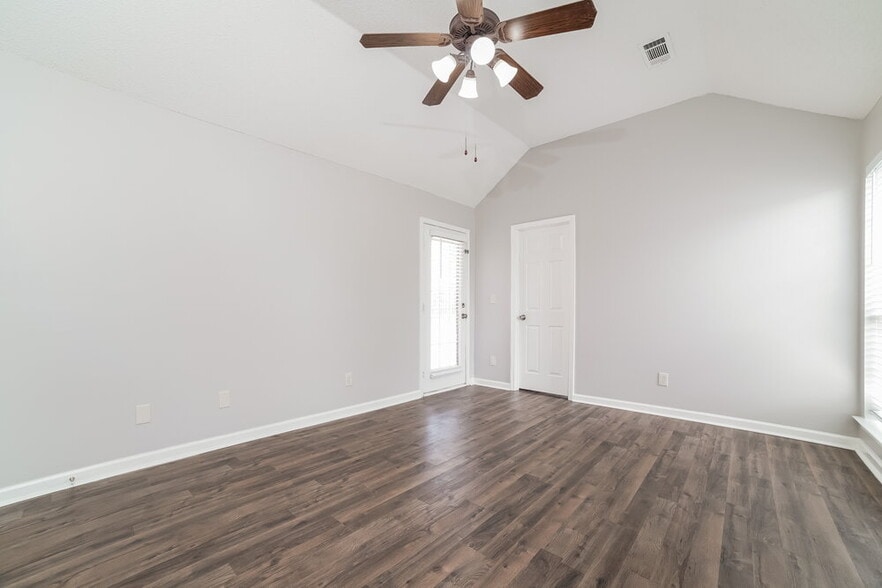 Building Photo - 1230 Worthington Dr