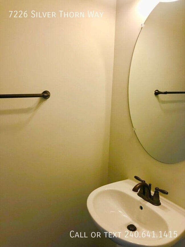 Building Photo - 7226 Silver Thorn Way