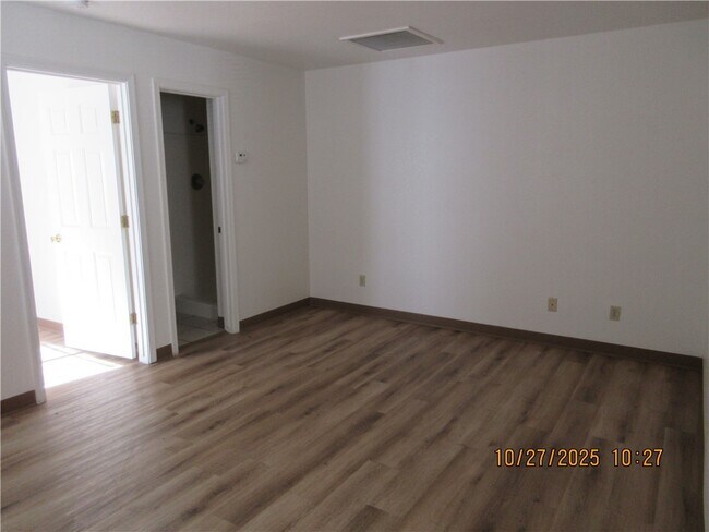 Building Photo - 1403 E Andy Devine Ave