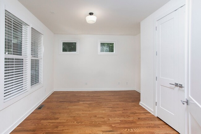 Building Photo - Modern Beauty In Charming Neighborhood!