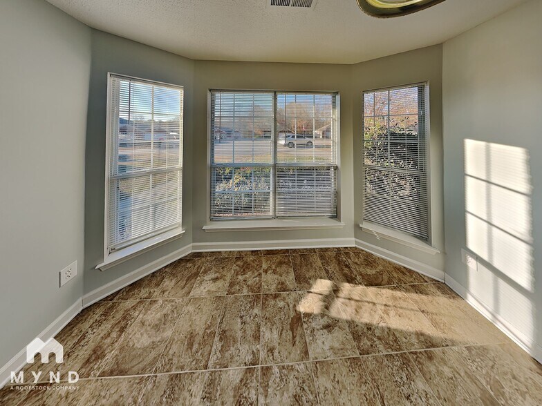 Building Photo - 4609 Lakes Edge Cove