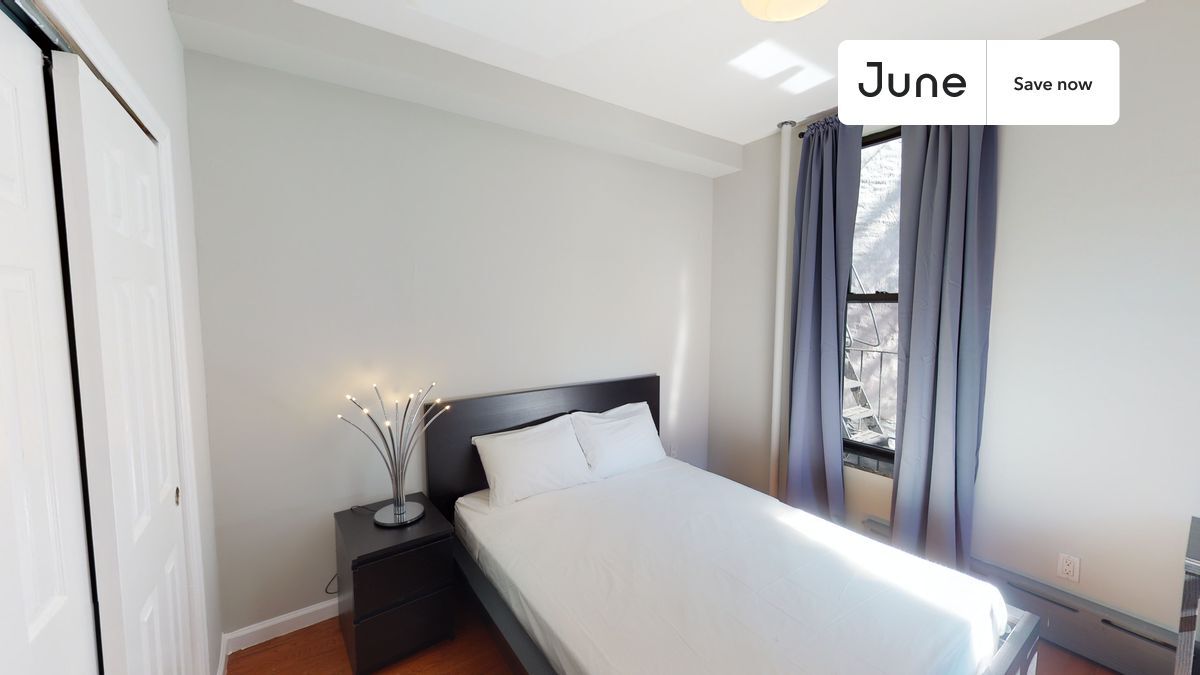 Building Photo - 301 E 104th St