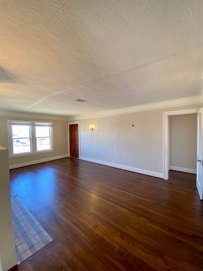 Building Photo - 2 bed/1 bath Upstairs Duplex with Private ...