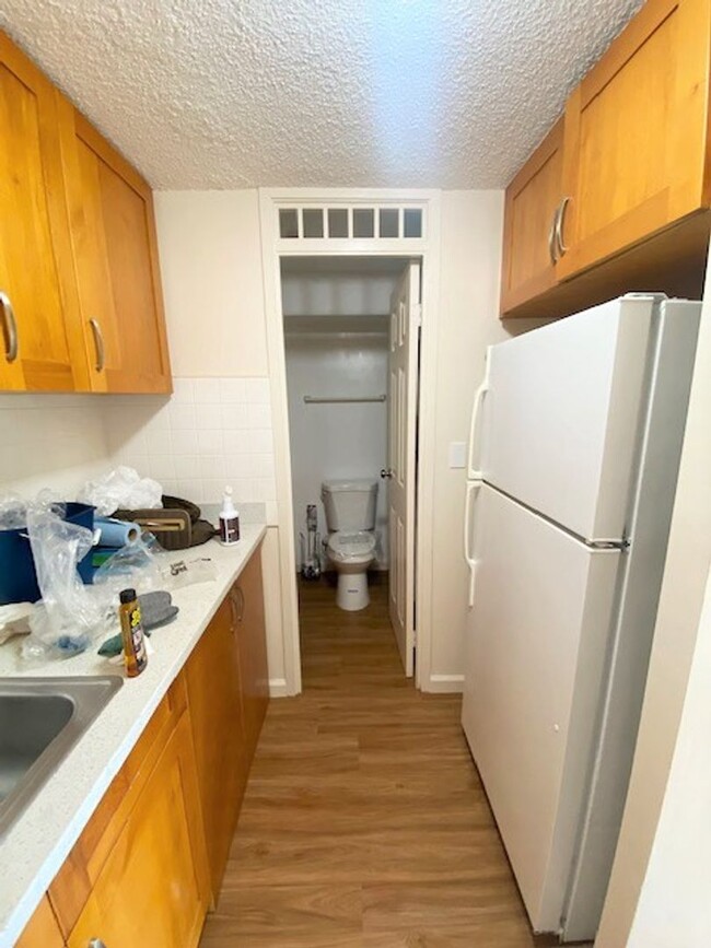 Building Photo - Renovated studio unit at the Five Regents
