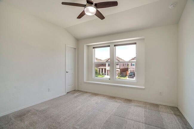 Building Photo - 516 Ayinger Ln