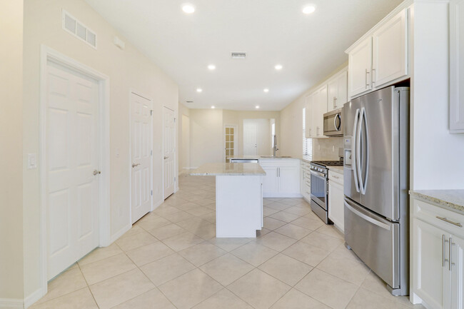 Building Photo - 633 SE Monet Dr