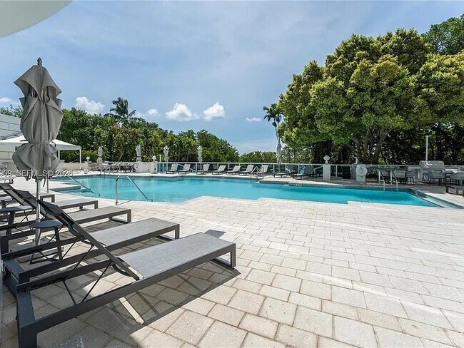 Building Photo - 2127 Brickell Ave