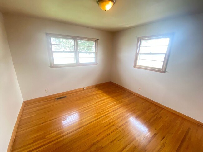 Building Photo - 404 Vosswood Dr