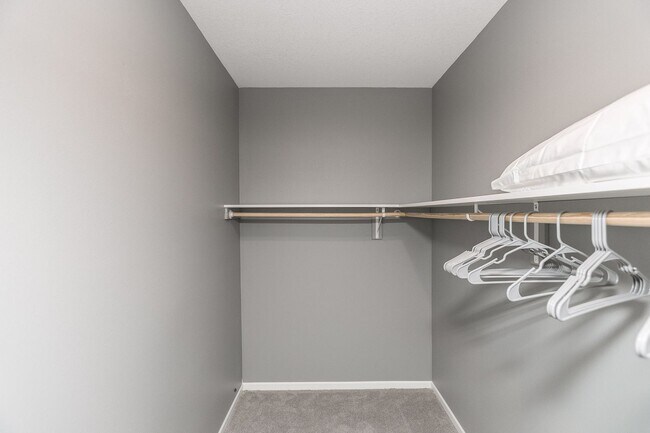 Building Photo - Fully Furnished Townhome Blocks Away From Downtown, Flexible Leasing Terms!