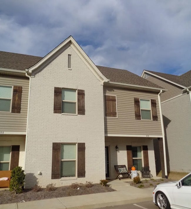 Building Photo - 4 bed/4.5 Bath