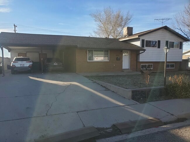 Building Photo - 640 S Sunset Dr