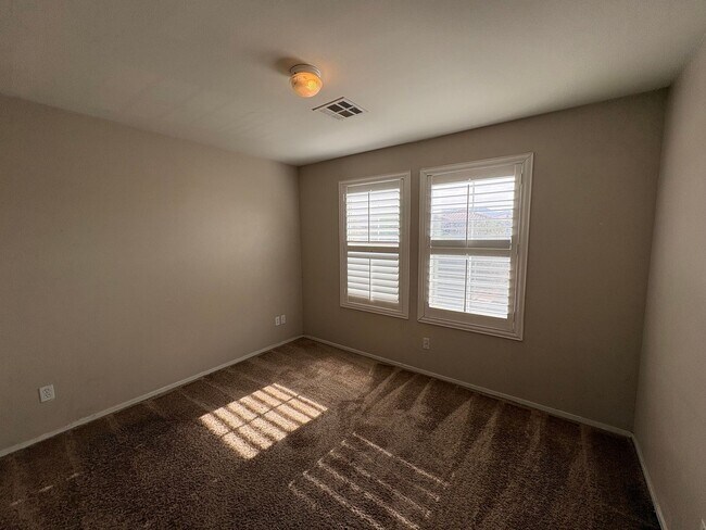 Building Photo - Beautiful 4 Bedroom Home in Mountains Edge!