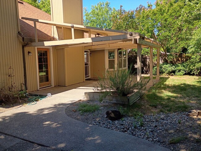 Building Photo - AVAILABLE NOW! excellent Fair Oaks Location 3 Bedroom Home!