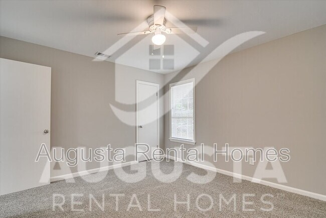 Building Photo - 168 Conifer Dr