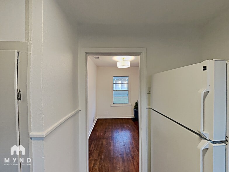 Building Photo - 401 N Montclair Ave