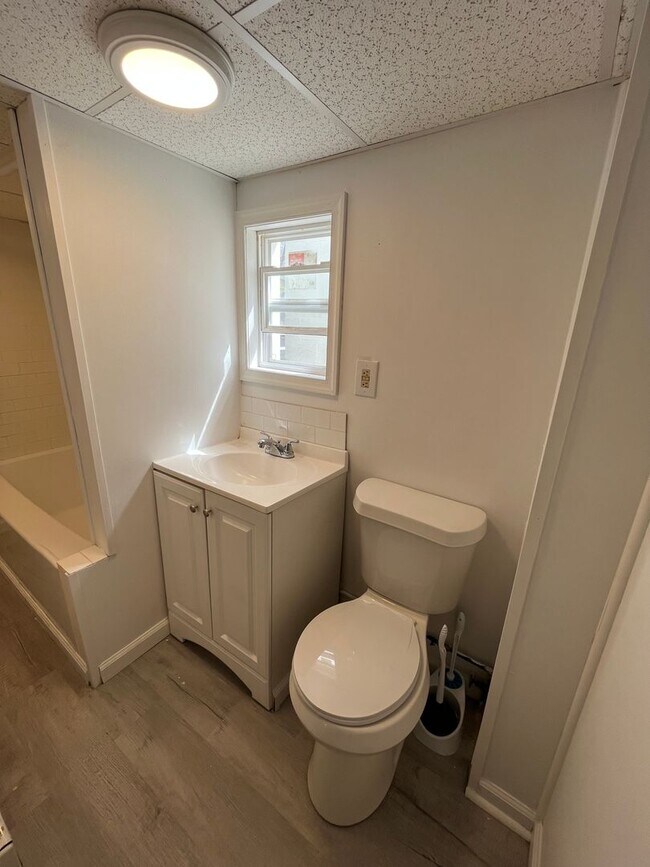 Building Photo - 568 S Main St