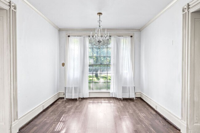 Building Photo - Charming 4BE/3BA Home in Historic Downtown...
