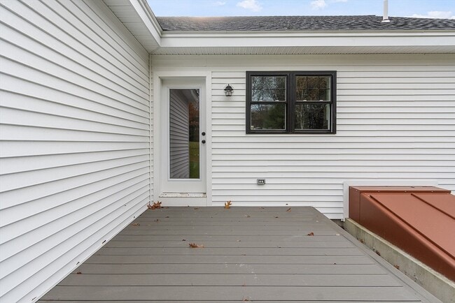 Building Photo - 18 Buttonwood Pl