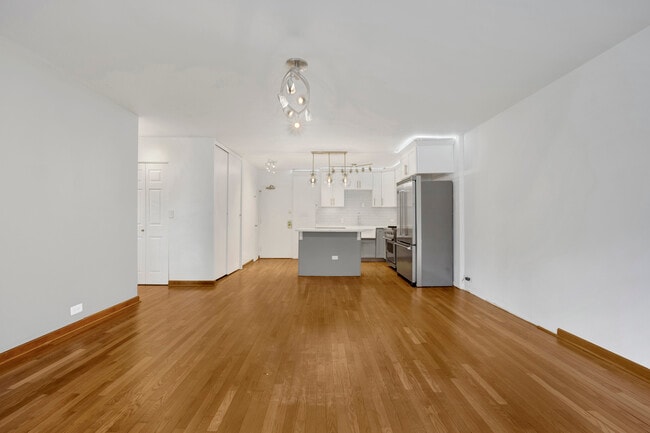 Building Photo - 129 E Bellevue Pl