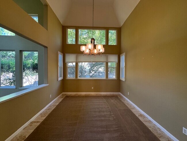 Building Photo - Gorgeous 5 bedroom + office, 4.5 bath Alam...