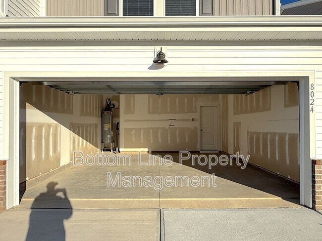 Building Photo - 8024 Hidden Spgs Trl