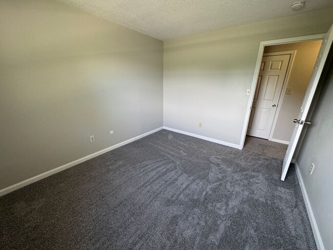 Building Photo - Far Eastside Large 3 Bedroom 1.5 Bath