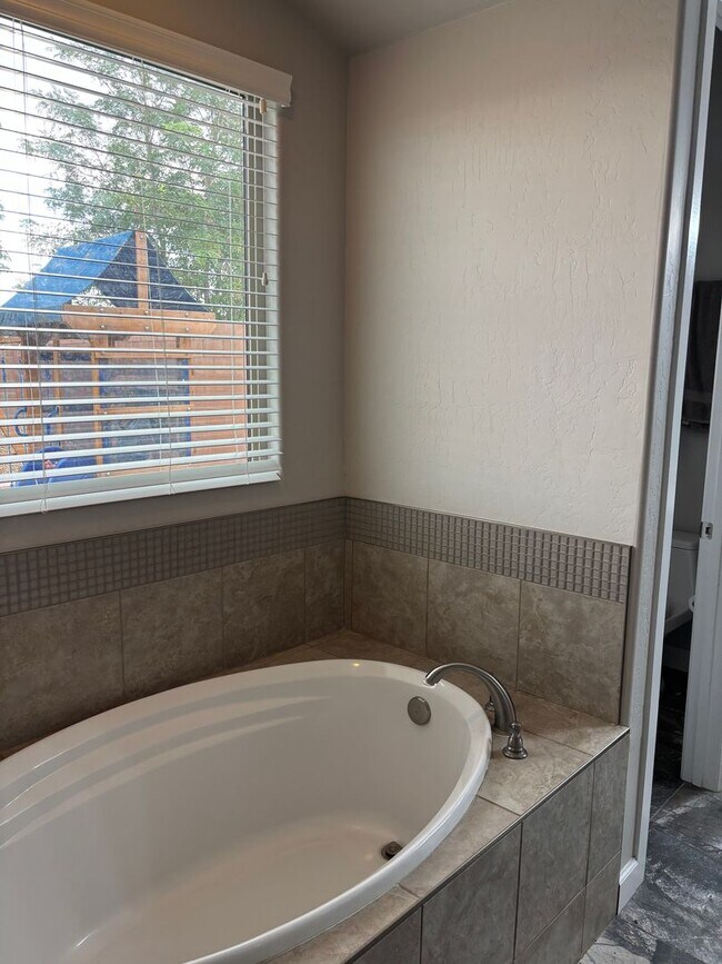 Building Photo - Charming 4 Bedroom 2.5 bath house in a Gat...