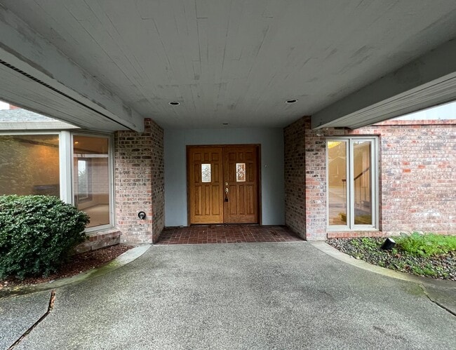 Building Photo - Gated Sound view home Des Moines area, 4 bed plus den 2.5 bath 3900 s/f, Available NOW!!!