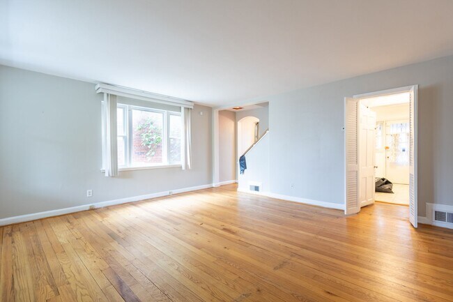 Building Photo - Lovely 3 BR/2 BA Semi-Detached Home in Nor...