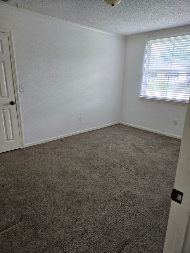 Building Photo - 2 bedroom 1 bath
