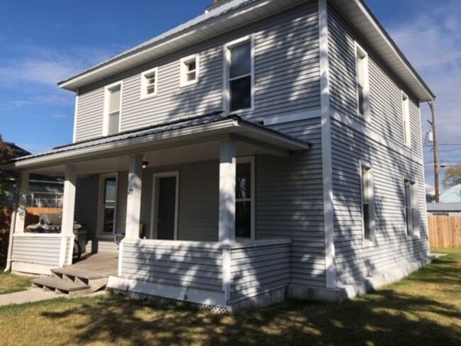 Building Photo - 27 8th Ave W