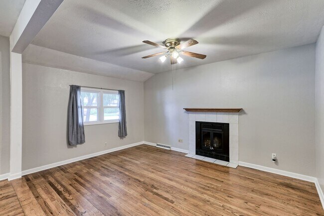 Building Photo - Students Welcome! 3 Bed / 1.5 Bath Ranch Near CSU – Large Fenced Yard | Pets Welcome | Flexible L...