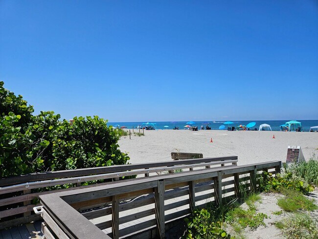 Building Photo - Seasonal Short-Term Townhouse on Venice Island close to Venice Beach!