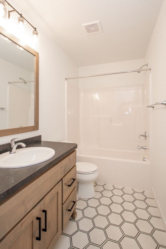 Building Photo - 4 Bed 3 Bath Single Family Home