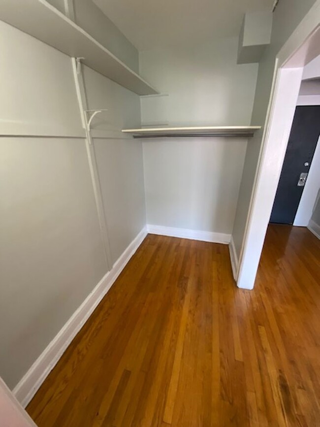 Building Photo - Large Studio! Near Red Line & Lake!