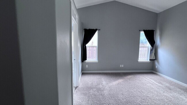 Building Photo - Spacious 4 Bed/3 Bath with Finished Baseme...