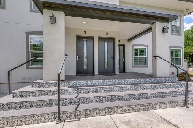 Building Photo - BEAUTIFUL FIRST FLOOR, 2-BEDROOM APARTMENT IN OLMOS PARK