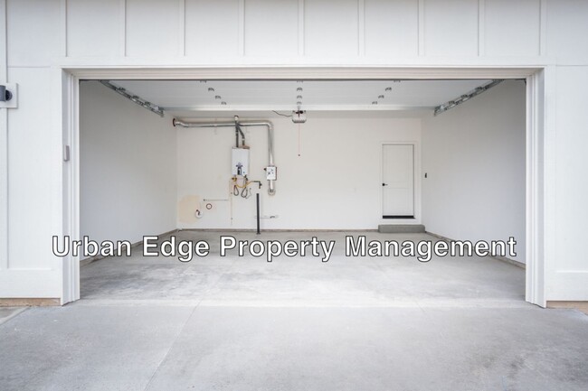 Building Photo - 3 Bedroom 2.5 Bath Newer Row Home!