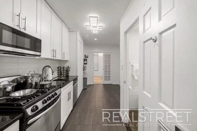 Building Photo - Modern 1BR/1BA in Prime Lower Manhattan | Fast Access to Midtown & Google HQ