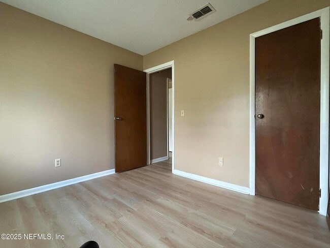 Building Photo - 808 Meadowbrook Dr