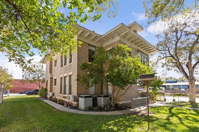 Building Photo - 201 Ramona St