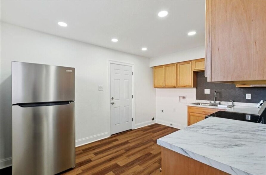 Building Photo - 2427 Octavia Dr