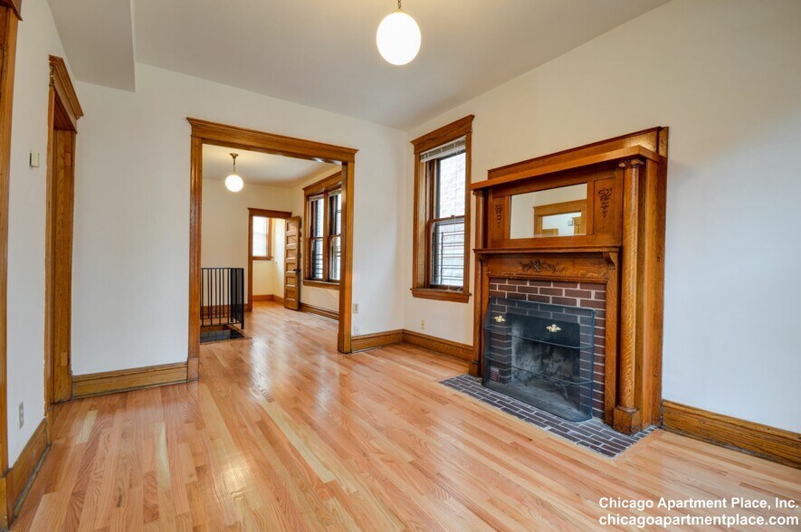 Building Photo - 3914 N Greenview Ave
