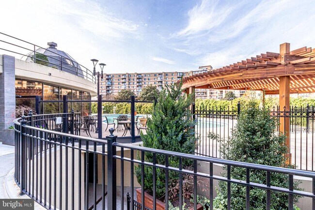Building Photo - 8360 Greensboro Dr
