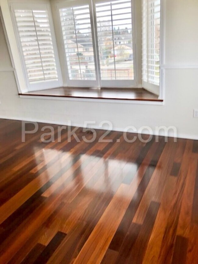 Building Photo - 3 Bedroom Single Family Home - Views!