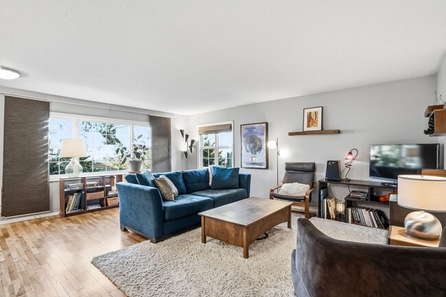 Building Photo - Charming SE Portland Bungalow with Dreamy Backyard Retreat & Stylish Updates