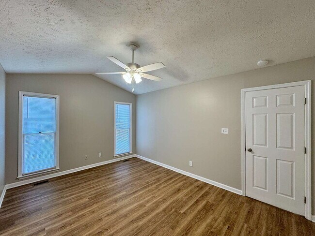 Building Photo - Beautiful Three Bedroom Home!