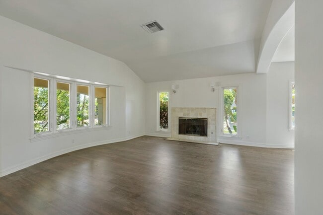 Building Photo - Elegant 5-Bedroom Estate with Pool in Prime Woodland Hills