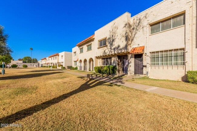 Building Photo - Great Location in Scottsdale!  2 bedroom, 1.5 bath, community pool